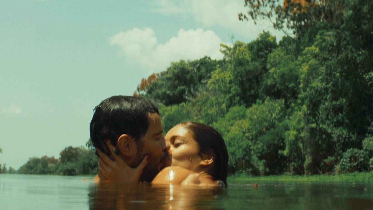 casal se beija em um lago