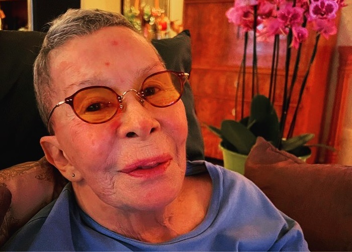 Foto de Rita Lee, mulher de cabelo curto, usando óculos