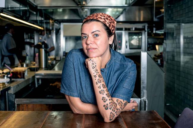 Festa no Bar da Dona Onça tem Otto, samba e lavagem da calçada