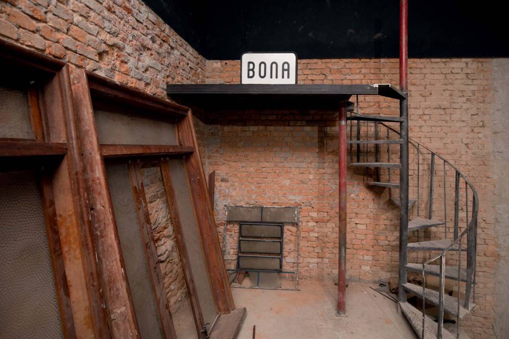 BONA CASA DE MÚSICA Imagem mostra interior de lugar com tijolos à mostra