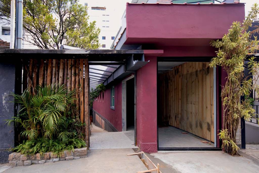 Bona – Novo Salão – Créditos ©Nadja Kouchi 8 (1).jpg Imagem mostra fachada de estabelecimento com paredes vermelhas