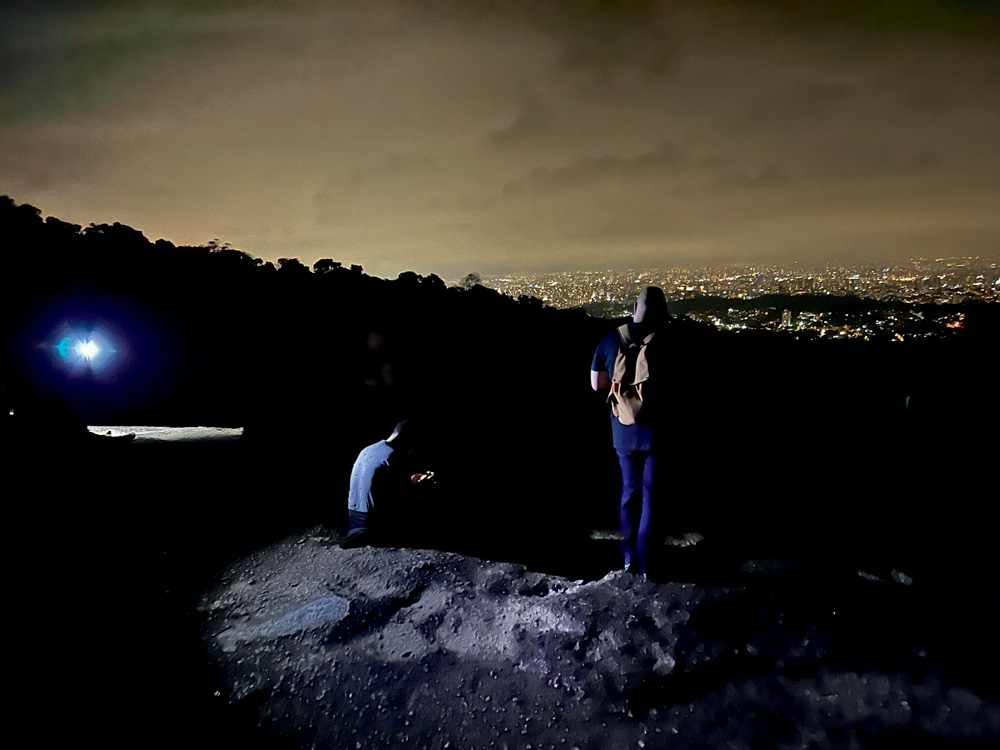 No escurinho: passeio noturno feito pela trilha até o mirante da Pedra Grande