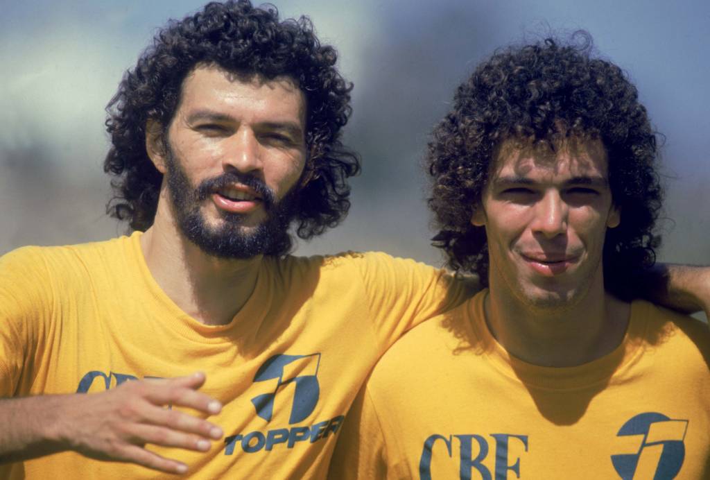 Sócrates e Casagrande, jogadores da Seleção Brasileira de Futebol. Um dos principais parceiros em campo de Casagrande foi Sócrates. Ele é tema de um dos três livros do exjogador, lançado em 2016. Em uma carta publicada no The Players’ Tribune, em 2021, ele lembrou do atrito entre eles