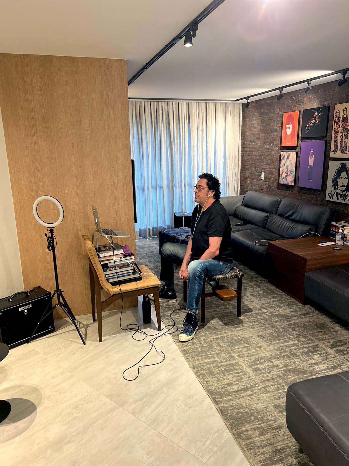 Casagrande participa dos programas da TV UOL da sala sua casa, que virou esp&eacute;cie de est&uacute;dio