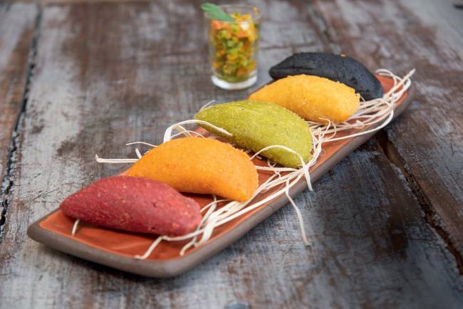 Pasteis angu Arimbá Pastéis de angu coloridos em recipiente retangular