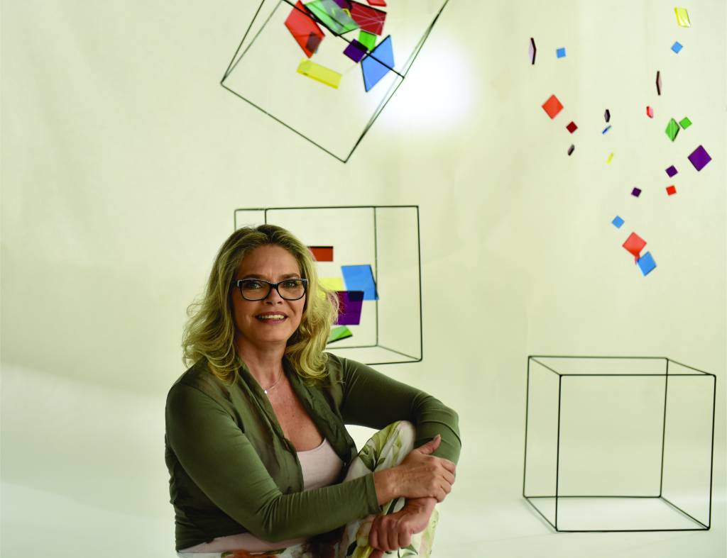 Cintia Abravanel cria instalação artística para estações da CPTM