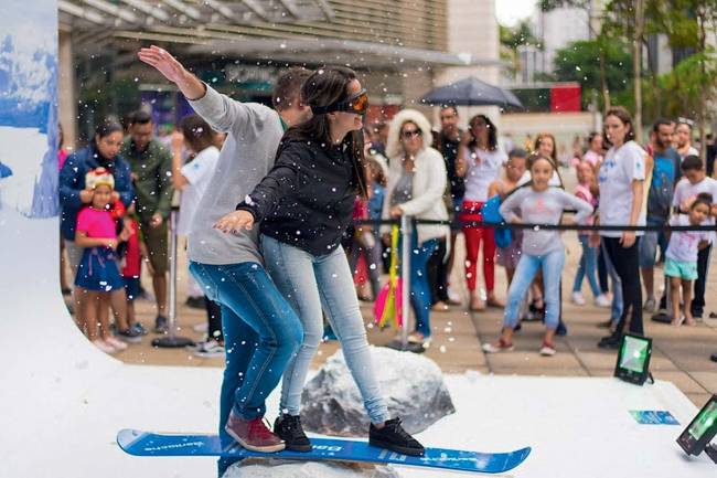 Pequeno espaço instagramável leva "neve" à Paulista