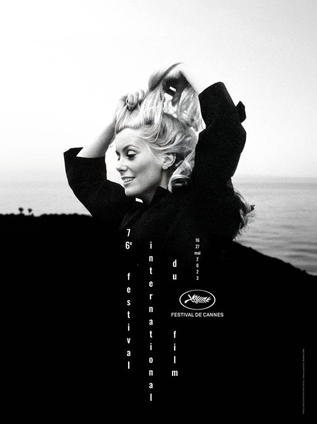 FuGKaEsWYAoQmsl Catherine Deneuve sorrindo em foto em preto e branco