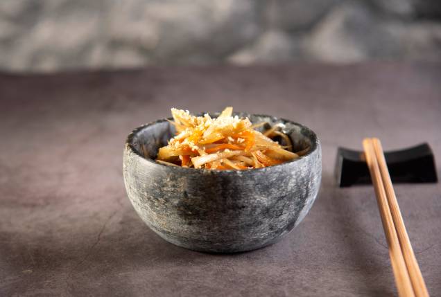 Kimpira gobo: raiz de bardana em fios com cenoura refogada em dashi, servida morna