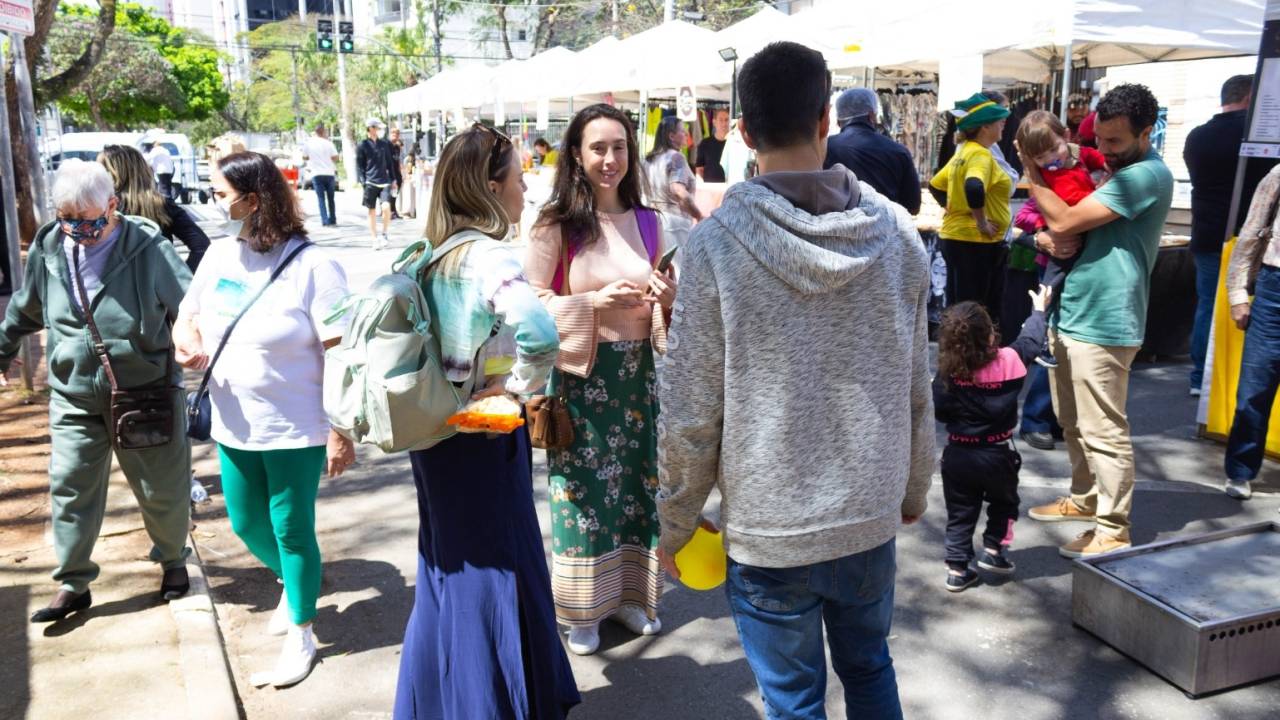 Pessoas conversando em feira