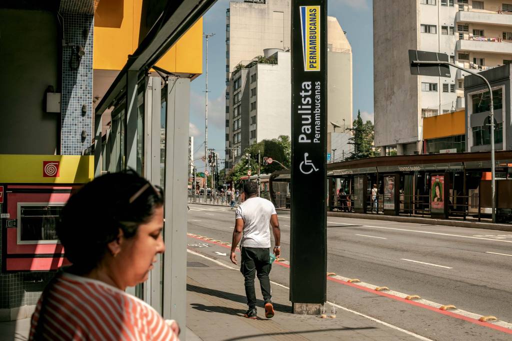 Estação Paulista, da Linha 4 - Amarela, ganhou o adendo de Pernambucanas, qude departamento que fica ao lado