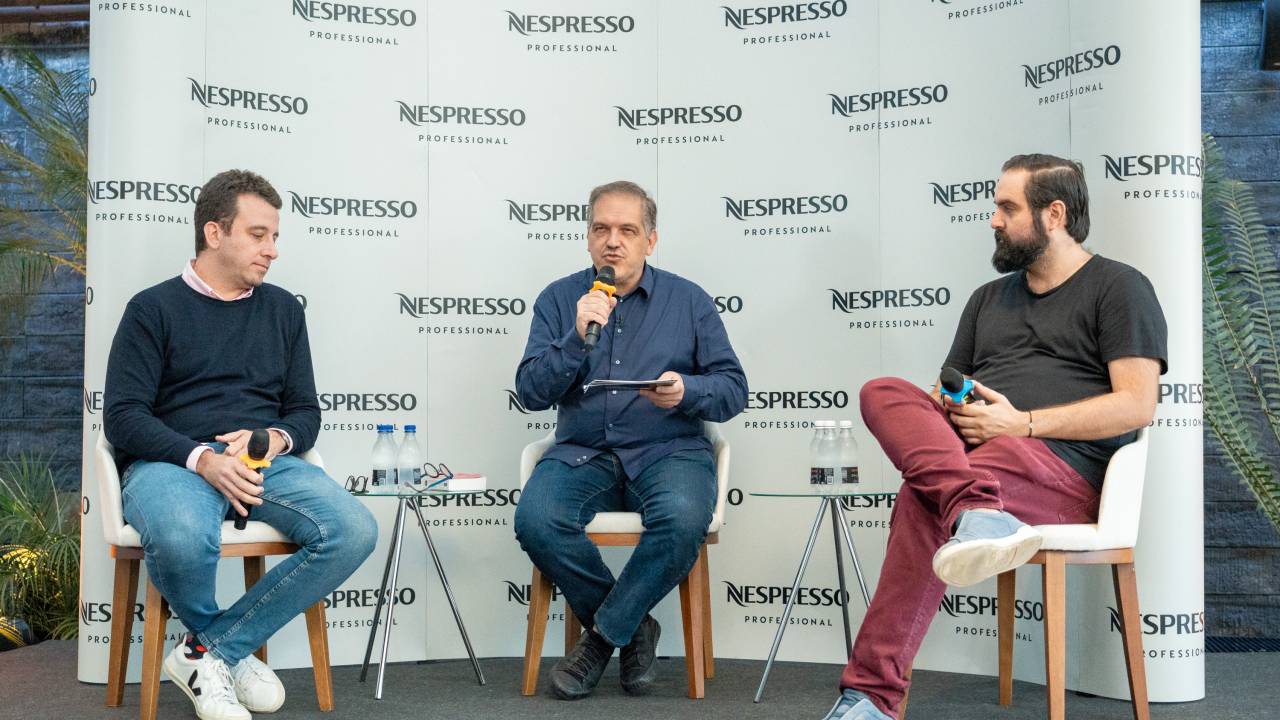 Três homens sentados conversando: Rodrigo Malfitani, Arnaldo Lorençato e Benny Goldenberg
