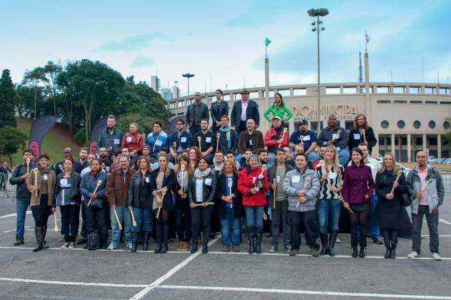 Selecionados Masterchef posam com o elenco. Foto Rodrigo Belentani.JPG Muitas pessoas reunidas em frente ao Pacaembu