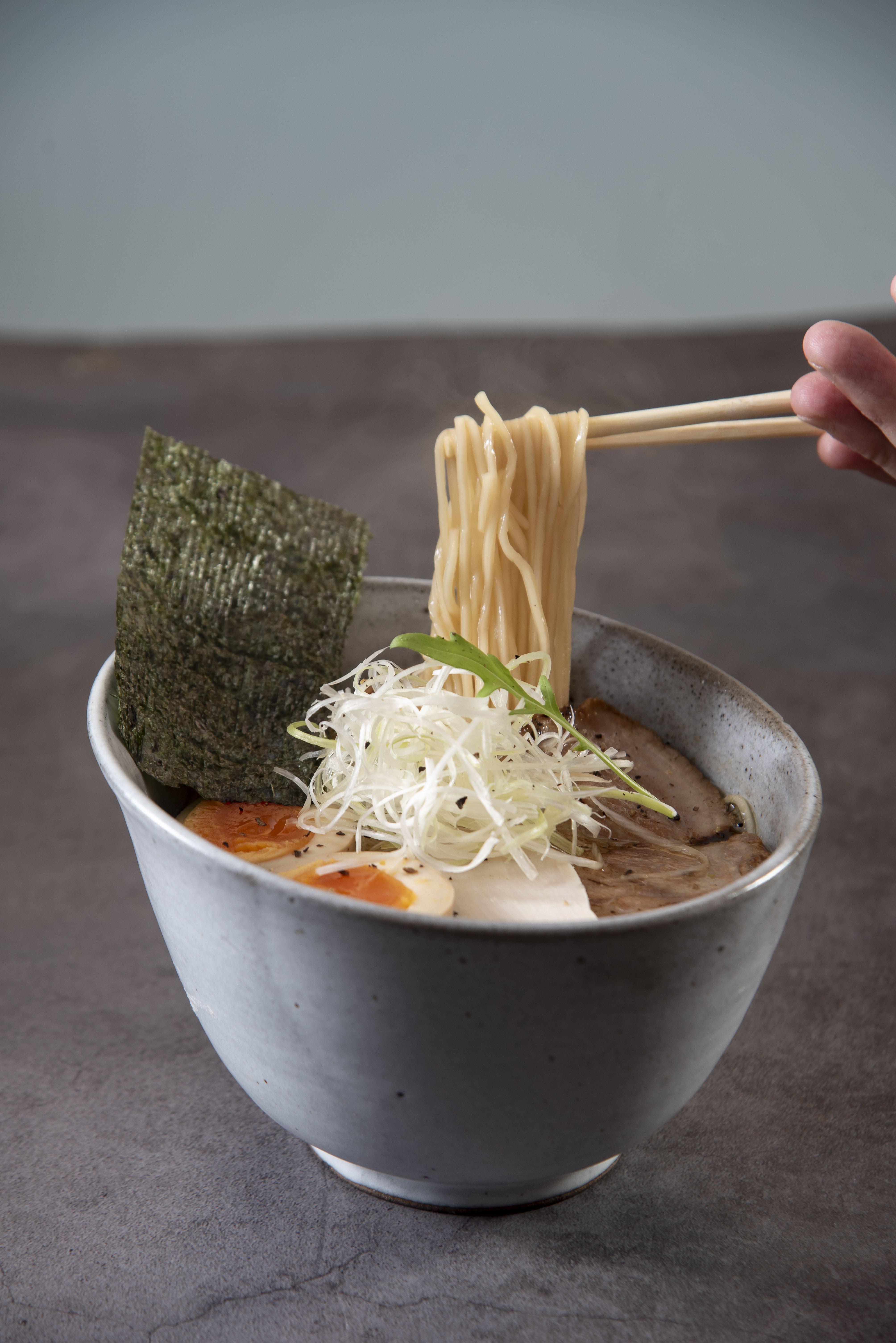 Crânio comendo uma deliciosa tigela de macarrão ramen kanji japonês  significa ramen