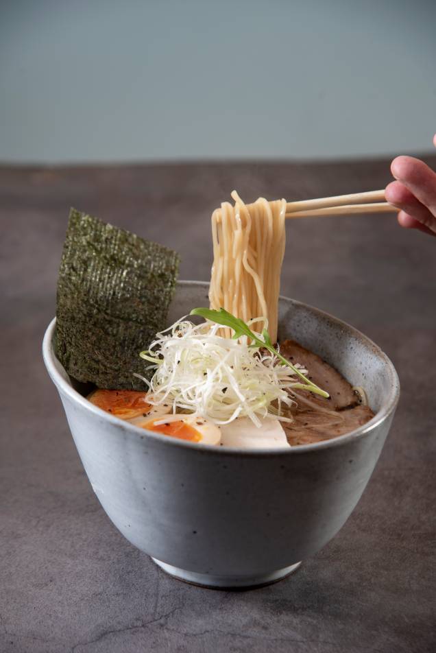 Shoyu lámen: no estilo de Tóquio, com macarrão hossomen, caldo claro ao molho de soja, fatias de copa lombo, peito de frango cozido, ovo inteiro marinado, broto de bambu, cebolinha japonesa, alga nori e de pimenta-do-reino Shoyu lámen: no estilo de Tóquio, com macarrão hossomen, caldo claro ao molho de soja, fatias de copa lombo, peito de frango cozido, ovo inteiro marinado, broto de bambu, cebolinha japonesa, alga nori e de pimenta-do-reino