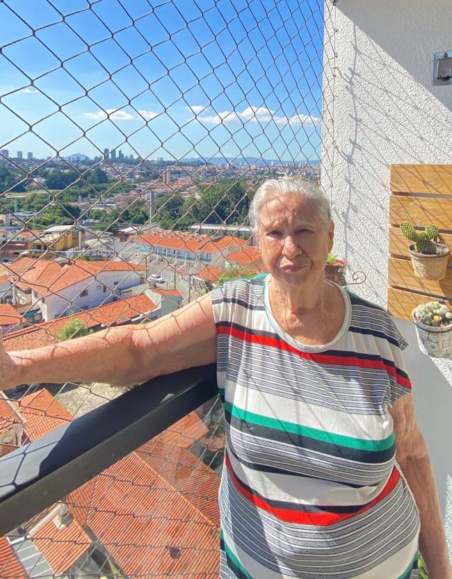 Celeidi, moradora do Butantã, em sua sacada