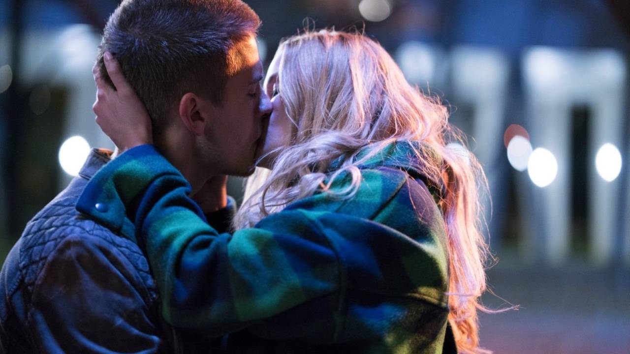 Casal se beijando