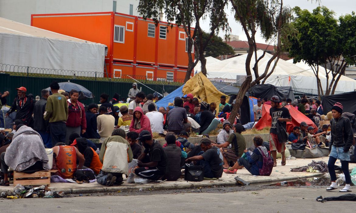 Usuários de drogas são deslocados da praça Júlio Prestes para a praça em frente à estação Julio Prestes, conhecida como praça do Cachimbo, na região da Cracolândia