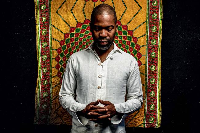 Sons afro-brasileiros: Tiganá Santana faz show na Casa de Francisca