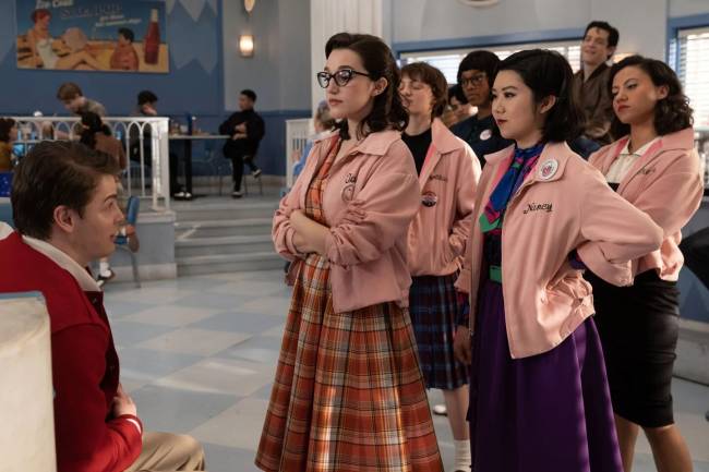 'Grease: Rise Of The Pink Ladies' evoca nostalgia do clássico