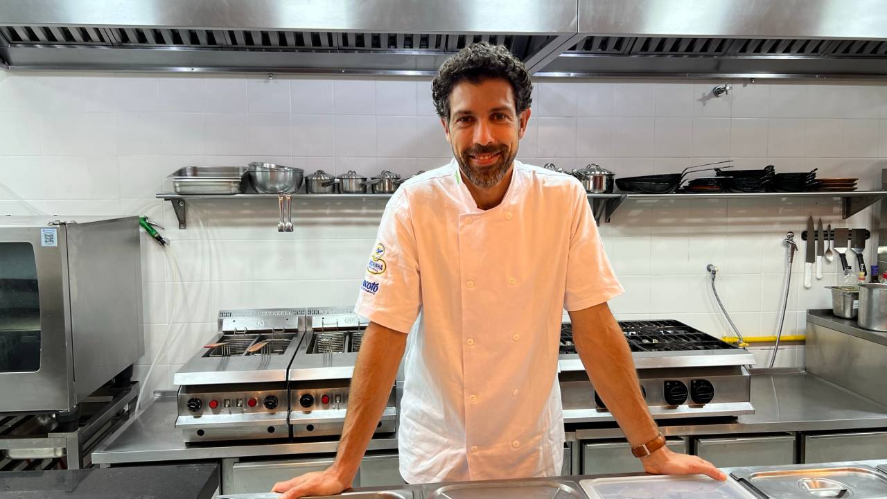O chef Rodrigo Oliveira na cozinha do Mocotó Vila Leopoldina