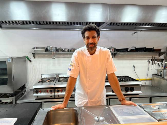 O chef Rodrigo Oliveira na cozinha do Mocotó Vila Leopoldina