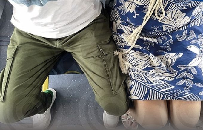 O ato de homens que insistem em ficar com as pernas abertas não só em ônibus mas em todo local público recebeu o nome de manspreading
