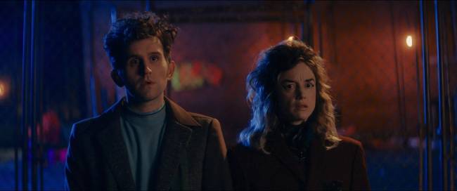 'Please Baby Please' conquista pelo visual, apesar do roteiro sem brilho