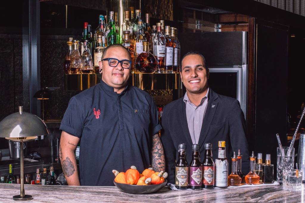 Bartender Alex Sepulchro, do SubAstor, visita bar do hotel JW Marriott