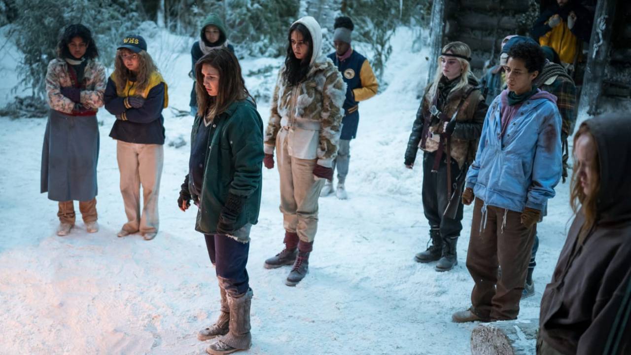 Diversas meninas assustadas em floresta cheia de neve