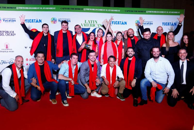 Chefs de cozinha brasileiros reunidos no tapete vermelho do evento 50 Best.