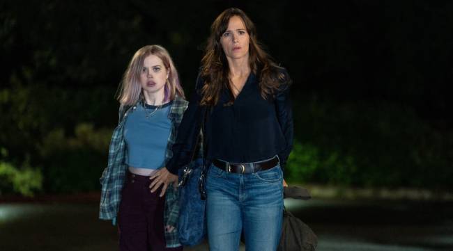 A Última Coisa Que Ele me Falou – credito appletv+ Mulher morena e jovem loira olham assustadas para algo fora da foto