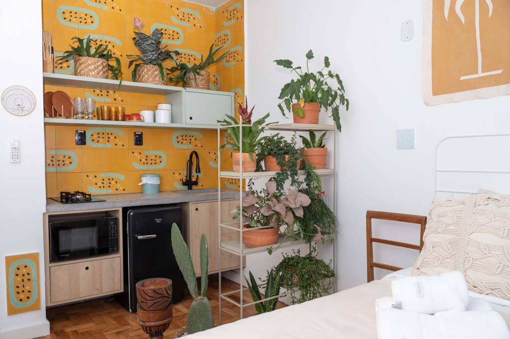 Com inspiração em Gal Costa, este foi um dos apartamentos no Copan reformado para ser locado via Airbnb.