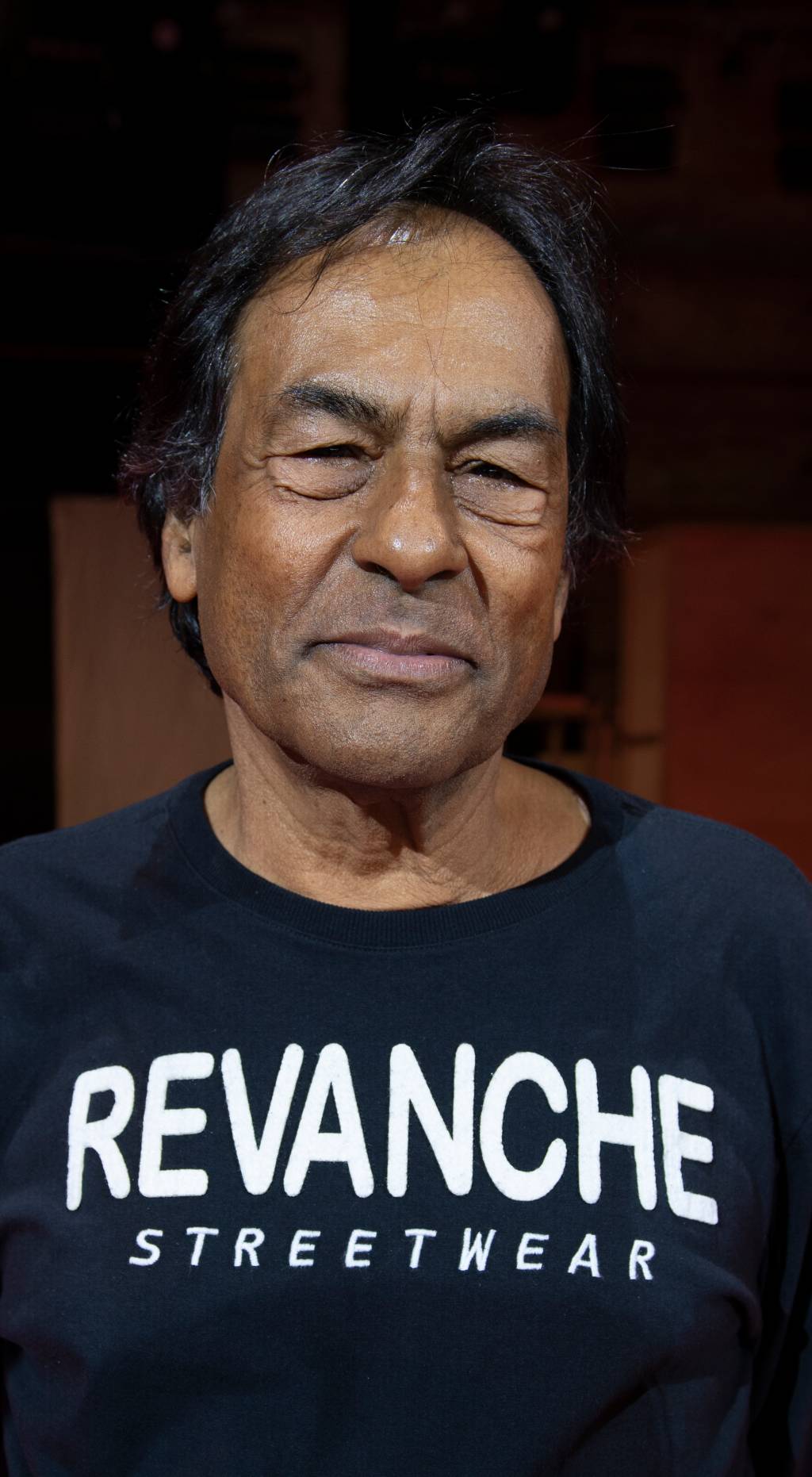 Imagem mostra homem com camiseta preta escrita 'Revanche'