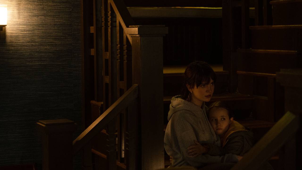 Duas meninas juntas abraçadas em escada de casa