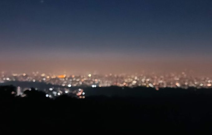 Vista noturna a partir do Mirante da Pedra Grande é recompensa para quem sobe a estrada caminhando