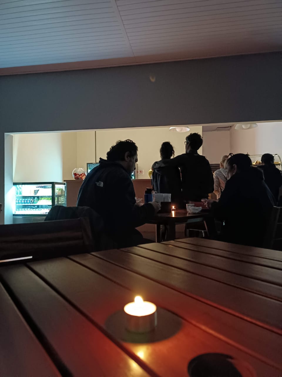 Cantareiracafe Iluminação no café que fica ao lado do Mirante da Pedra Grande é feita por placas fotovoltaicas; nas mesas, com velas
