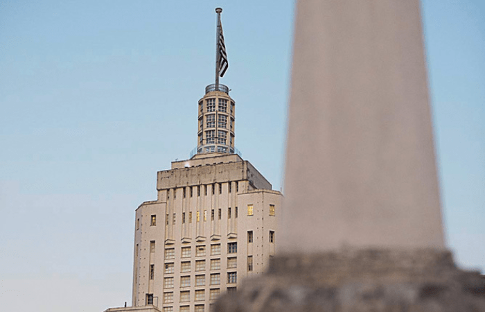 Imagem mostra cúpula de arranha-céu com bandeira de São Paulo