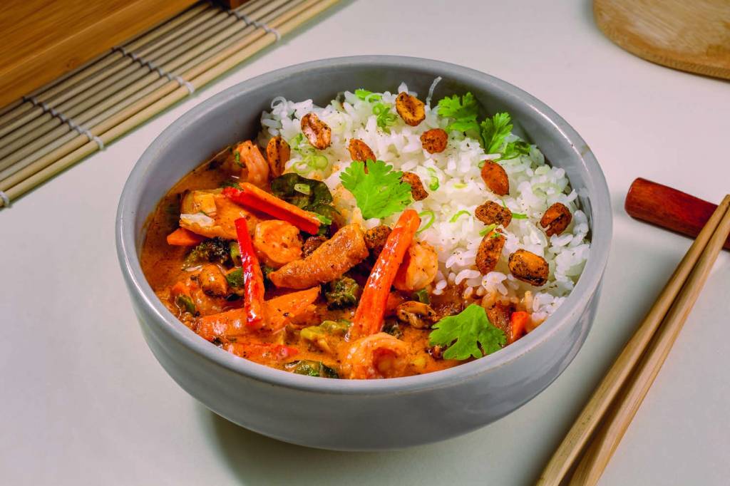 Papila Deli Curry em cumbuca de cerâmica cinza ao lado de hashis.