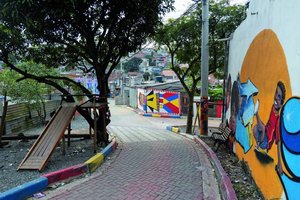 Imagem mostra rua com muros coloridos