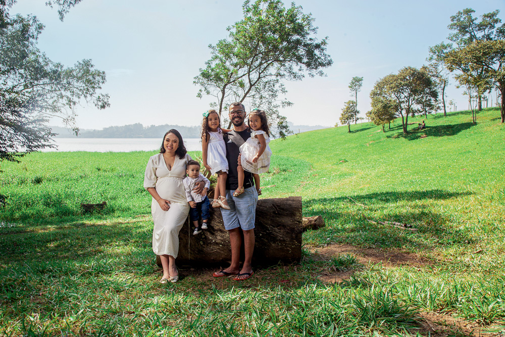 Família com pais e três filhos no campo
