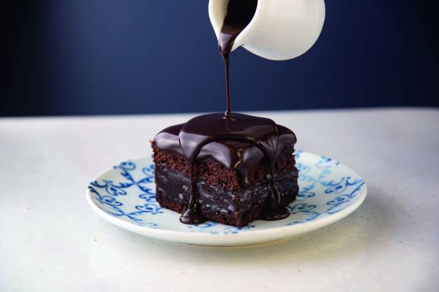 Bolo de chocolate: acompanha jarrinha com calda Bolo de chocolate: acompanha jarrinha com calda
