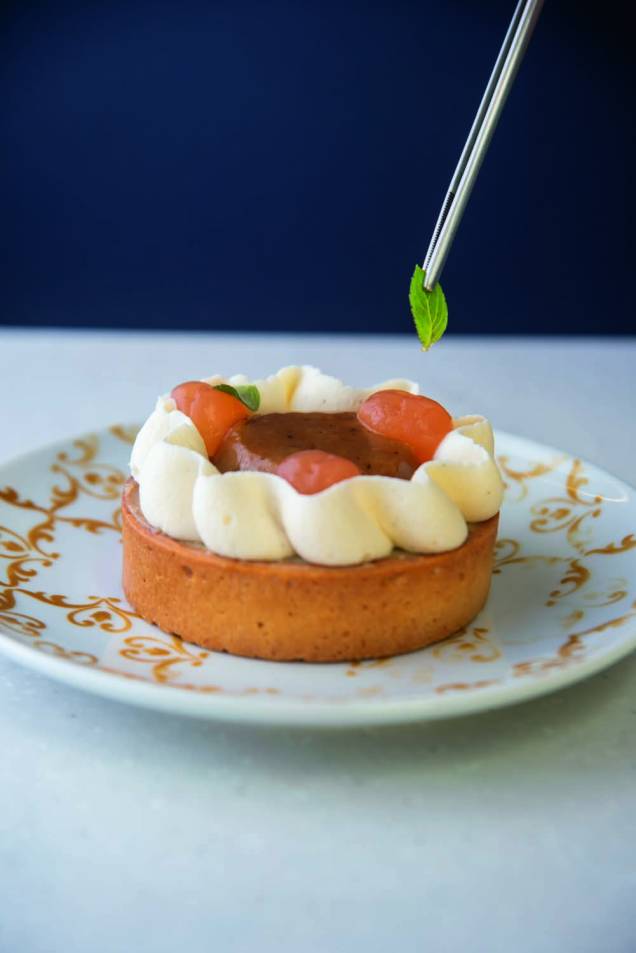 Tortinha de maçã: com gel de tomate e manjericão Tortinha de maçã: com gel de tomate e manjericão