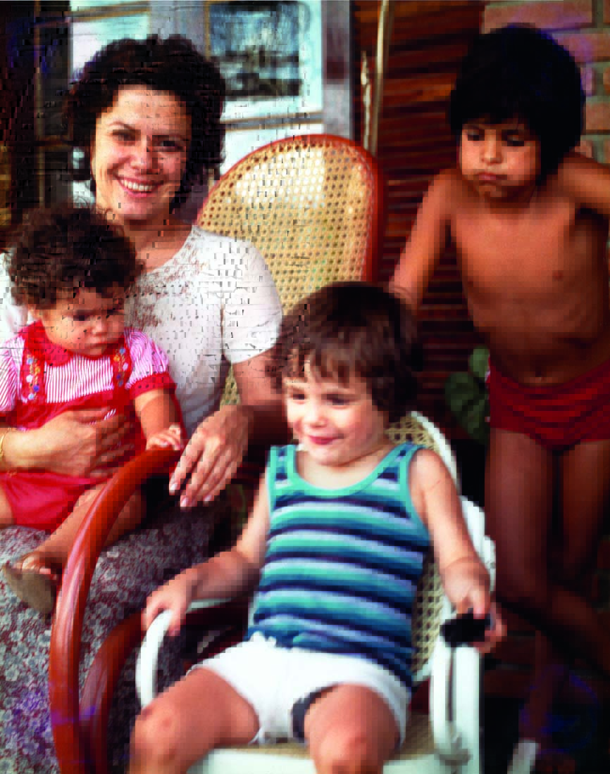 Imagem mostra mulher com três filhos ao seu lado