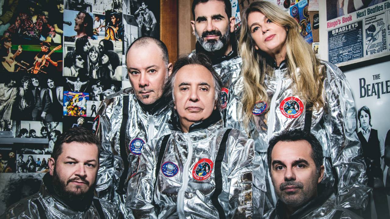 Imagem mostra seis pessoas vestidas com roupa de astronauta