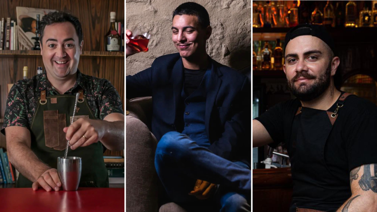 Três fotos unidas por linha vertical branca. À esquerda homem branco sorrindo, misturando drink em coqueteleira com uma colher bailarina. Ao centro, homem branco sentado bebendo drink vermelho. À esquerda, homem branco sentado em balcão de bar bebendo drink.