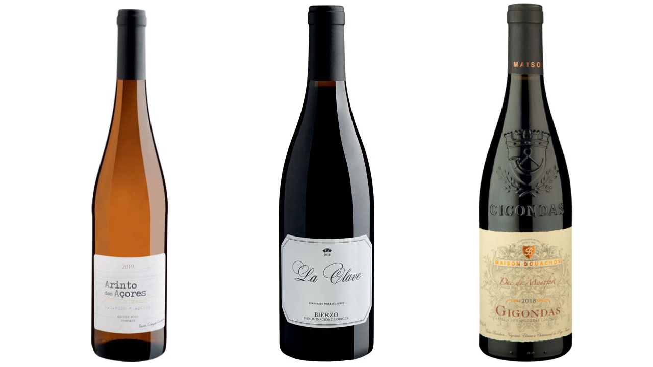 Três garrafas de vinho alinhadas em fundo branco.