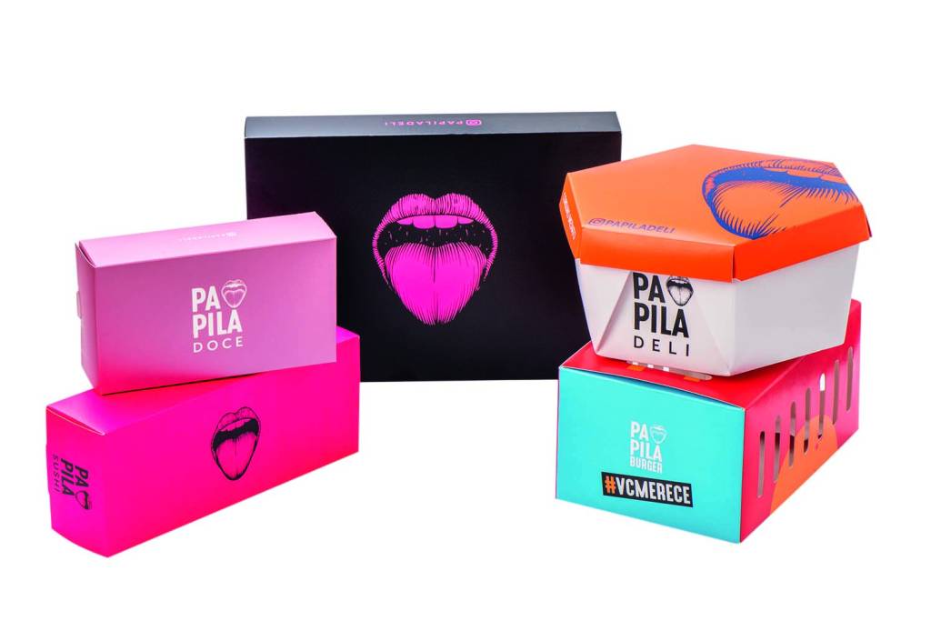 Papila Deli Caixas coloridas do delivery Papila Deli em fundo branco.