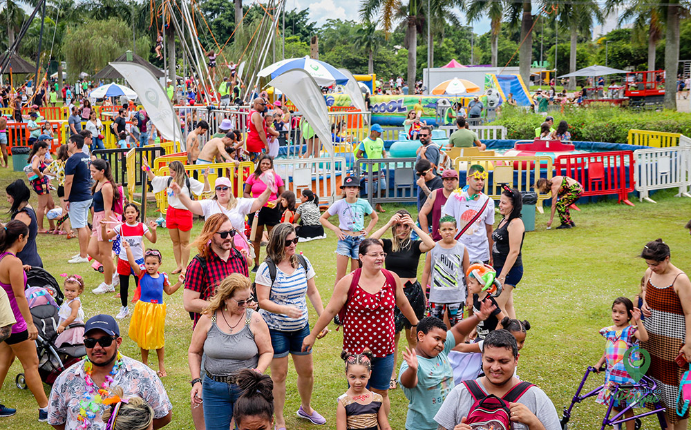 crianças e adultos no parque