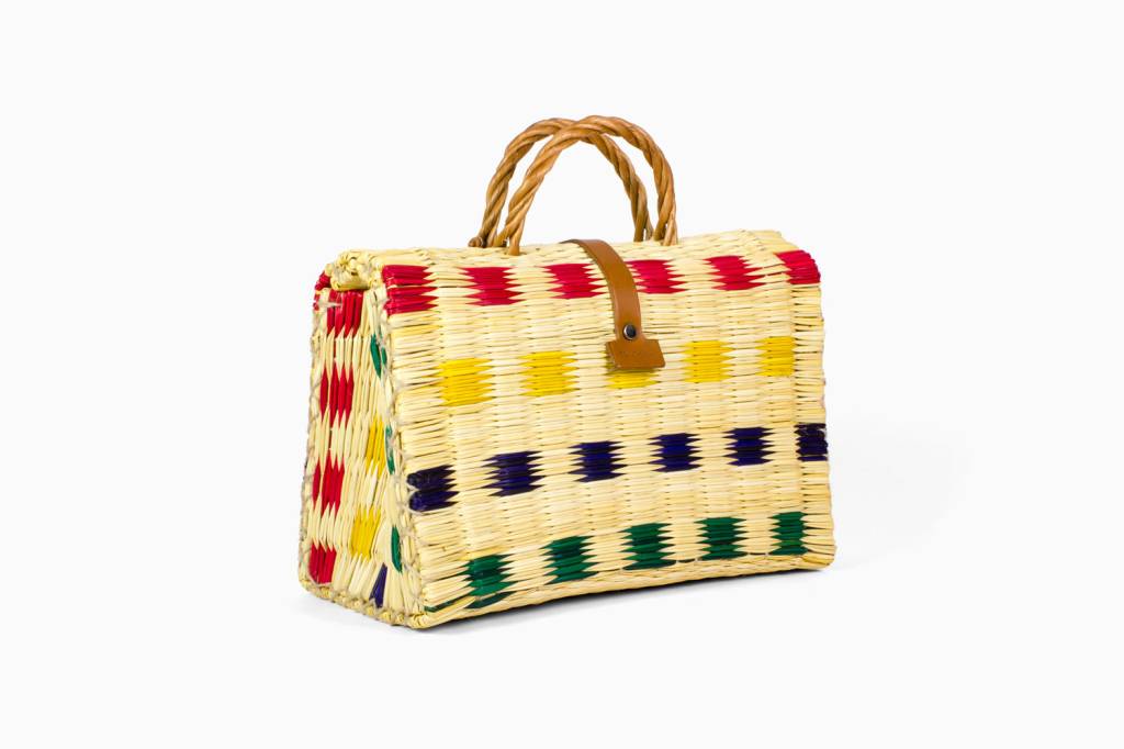 Bolsa de palha com quadrados coloridos em amarelo, verde e vermelho.